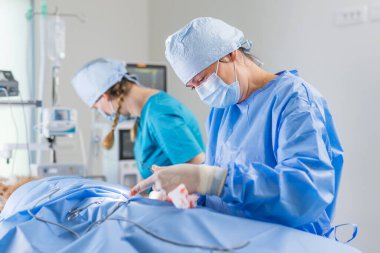 İki veteriner, ameliyat masasında köpeği hazırlıyor. Veteriner kliniği ve hayvan sağlığı konsepti.