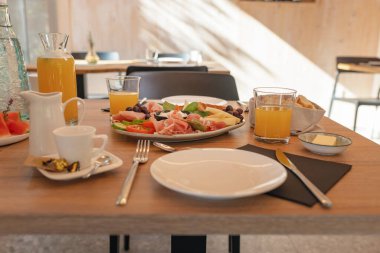 Güzel doğayla çevrili Glamping Otel restoranında kahvaltı..