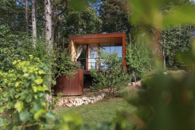 Tahta güverteli cam kulübe ve ormanda jakuzi..