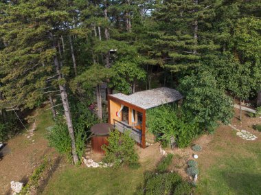 Lush Ormanı 'yla çevrili, Tatil Köyü' ndeki ahşap kulübe. Hava aracı görüntüsü