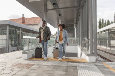 Genç Afro-Amerikalı çift metro istasyonundan çıkarken bir seyahat yerine varıyorlar. Gezgin yaşam tarzı konsepti.