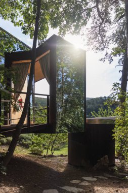 Etrafı Lush Ormanı ile çevrili Tatil Köyündeki Ahşap Kulübe.