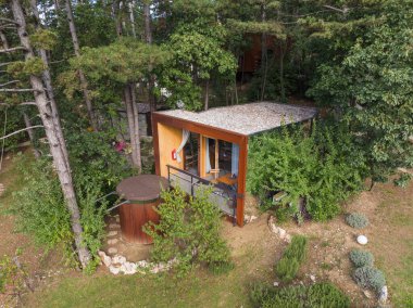 Tahta güverteli ve ormanda jakuzili göz alıcı bir kulübe. İHA atışı