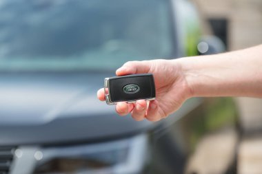 Slovenya, Ljubljana - 18 Nisan 2025: Land Rover Range Rover off-road Carkey