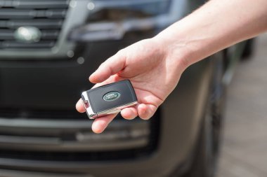 Slovenya, Ljubljana - 18 Nisan 2025: Land Rover Range Rover off-road Carkey