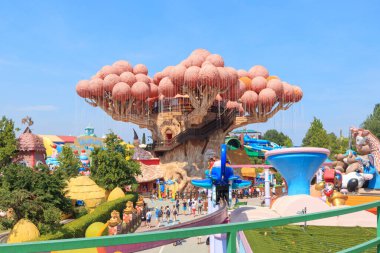 Garda, İtalya - 17 Haziran 2022: Gardaland Tatil Köyü eğlence parkı dev ağacı