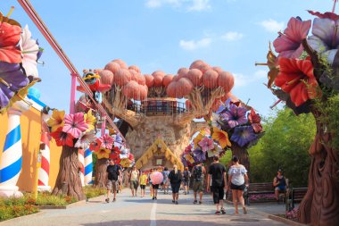 Garda, İtalya - 17 Haziran 2022: Gardaland Tatil Köyü eğlence parkı dev ağacı