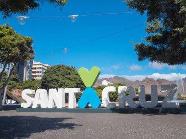 Tenerife, İspanya - 1 Kasım 2023: Santa Cruz şehir işareti