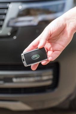 Slovenya, Ljubljana - 18 Nisan 2025: Land Rover Range Rover off-road Carkey