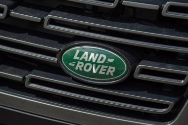 Slovenya, Ljubljana - 18 Nisan 2025: Land Rover Range off-road SUV araba sembolü