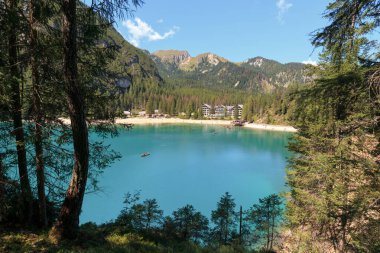 Dolomitlerin içine yerleşmiş olan Braies Gölü turkuaz suları ve manzaralı güzelliğiyle ziyaretçileri büyülüyor. Etrafı yemyeşil ormanlarla çevrili olan bina, açık hava aktivitelerini ve barışçıl yansımalarını davet ediyor..