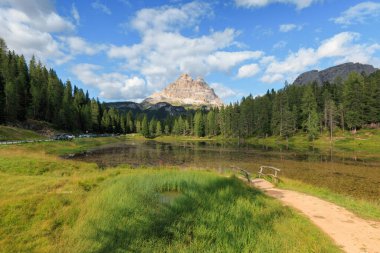Sakin sular, Antorno Gölü 'ndeki Dolomitlerin yükselen tepelerini yansıtır. Yeşillik ve yumuşak patikalar, ziyaretçileri İtalya 'daki bu manzaranın tadını çıkarmaya davet ediyor..