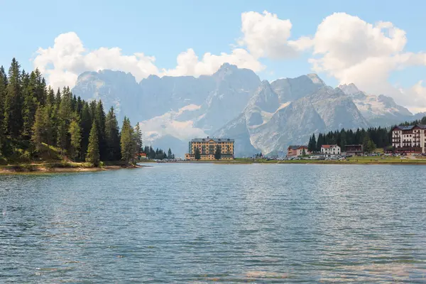 Açık mavi su Misurina Gölü 'ndeki görkemli dağları yansıtır. Yeşillik ormanları ve büyüleyici binalarla çevrili bu yer barışçıl doğa aktiviteleri için mükemmel bir yer..