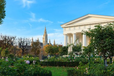Sonbahar havasının tadını çıkarırken Viyana 'daki canlı bahçeler. Tarihi mimari, bu canlı açık hava manzarası için çok güzel bir zemin sağlıyor..