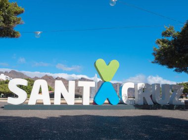 Tenerife, İspanya - 1 Kasım 2023: Santa Cruz şehir işareti