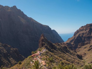 Tenerife 'deki Masca' nın pitoresk köyünü saran muhteşem uçurumlar ve vadiler. Doğa meraklıları güneşli bir günde nefes kesici manzaralardan hoşlanırlar, keşfetmek için mükemmeldirler..