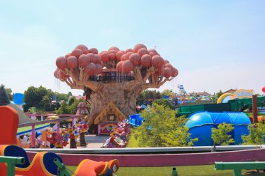 Garda, İtalya - 17 Haziran 2022: Gardaland Tatil Köyü eğlence parkı dev ağacı