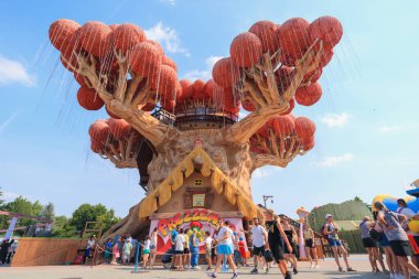Garda, İtalya - 17 Haziran 2022: Gardaland Tatil Köyü eğlence parkı dev ağacı