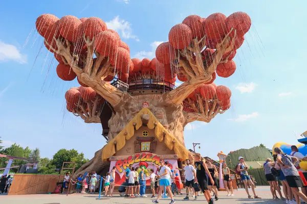 Garda, İtalya - 17 Haziran 2022: Gardaland Tatil Köyü eğlence parkı dev ağacı