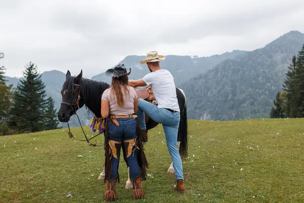Otantik batı binicilik okulu deneyimi, kovboy at biniciliği becerilerini manzaralı bir dağ manzarasında bir bayan eğitmenden öğreniyor.