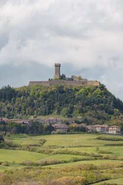 Majestic kulesi İtalya 'nın Toskana kentindeki yemyeşil bir tepenin üzerinde duruyor. Çevresi canlı yeşilliklerle çevrili olan bina, aşağıdaki manzaranın nefes kesici manzarasını sunuyor. Tarih aşıkları için ideal.
