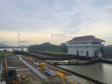 Miraflores Locks, Panama - 29 Haziran 2025: İşçiler sabah erken saatlerde Panama Kanalı kilitlerinde operasyonlar yürüterek, bu su yolunun karmaşık mühendisliğini gözler önüne serdiler..