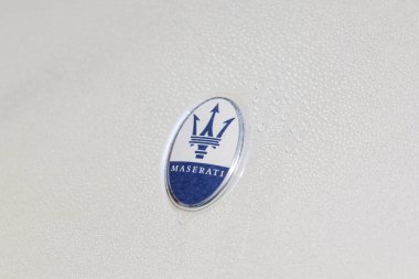 Slovenya, Ljubljana - 19 Haziran 2025: Beyaz Maserati MC20 Super spor araba logosu