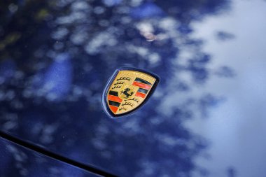 Slovenya, Ljubljana - 19 Haziran 2025: Mavi Porsche lüks spor otomobil logosu