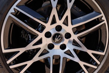 Slovenya, Ljubljana - 19 Haziran 2025: Beyaz Maserati MC20 Super spor araba jantları