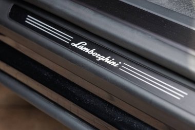 Slovenya, Ljubljana - 20 Haziran 2025: Black Lamborghini Urus SE Super spor araba logosu