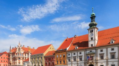 Maribor şehrinin ana meydanı, Slovenya tarihi mimarisi ve binaları ile