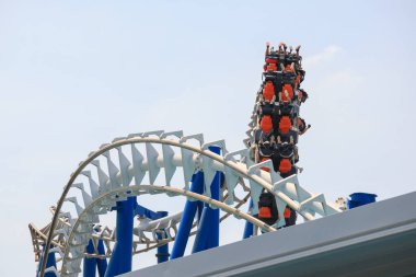 Gökyüzüne karşı eğlence parkı lunaparkı hız treni