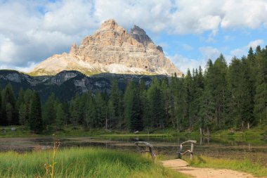 Sakin sular, yemyeşil ve çam ağaçlarıyla çevrili Antorno Gölü 'ndeki Dolomitlerin yükselen tepelerini yansıtır. Huzurlu bir atmosfer ziyaretçileri doğal güzellikleri keşfetmeye davet eder..