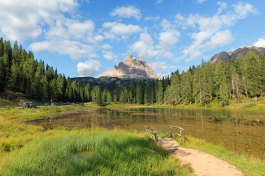 Ziyaretçiler İtalya 'nın Dolomitler kentindeki Antorno Gölü' nün dingin güzelliğinin tadını çıkarıyorlar. Sakin suların etrafını saran yüksek dağlar, açık bir günde gökyüzünü yansıtıyor..