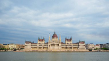Ziyaretçiler Budapeşte 'deki görkemli Macar Parlamento Binası' na hayran kalarak, Tuna Nehri 'ni yansıtıyor ve gün boyunca karmaşık mimarisi ve tarihi önemini gözler önüne seriyor..