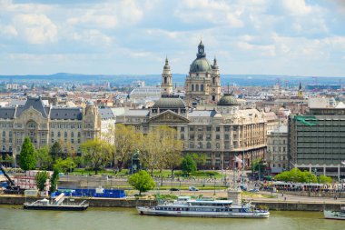 Tarihi binalar ve modern yapılarla Budapeşte mimari güzelliği sergileniyor. Tuna Nehri sularında yüzen tekneler şehri canlandırırken sakin bir şekilde akıyor..