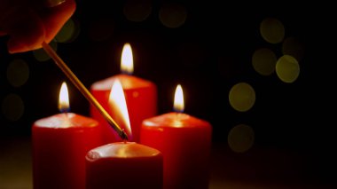 Advent mumu yanarken alevler yanıp sönüyor ve akşam saatlerinde sıcak bir ortam yaratıyor..