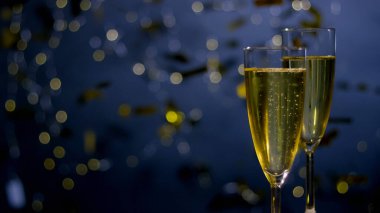 İki bardak köpüklü içecek yan yana oturur, kutlama havası katar..