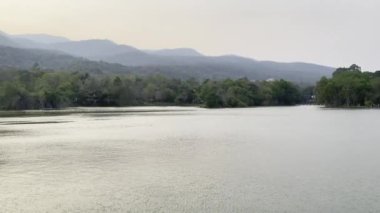 Ang Kaew rezervuarı ve gün batımında dağ sıraları ve alacakaranlık gökyüzü Chiang Mai, Tayland