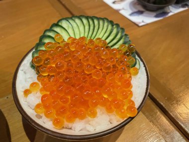 Somon yumurtası ya da somon yumurtalı pirinç kasesi. Japon yemeği. Kopyalama alanı olan arkaplan.