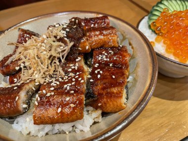 Unagi don. Donburi tipi büyük bir kase buğulanmış beyaz pirinç ve ızgara fileto ile kaplanmış. Japon yemek tarzı.