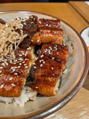 Unagi don. Donburi tipi büyük bir kase buğulanmış beyaz pirinç ve ızgara fileto ile kaplanmış. Japon yemek tarzı.