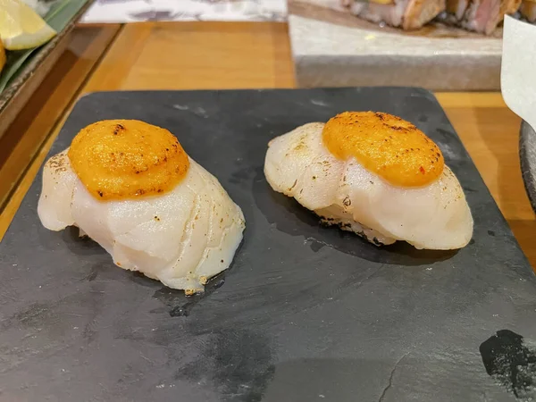 일본의 전통적 스라소니스시는 돌판에 먹었다 — 스톡 사진