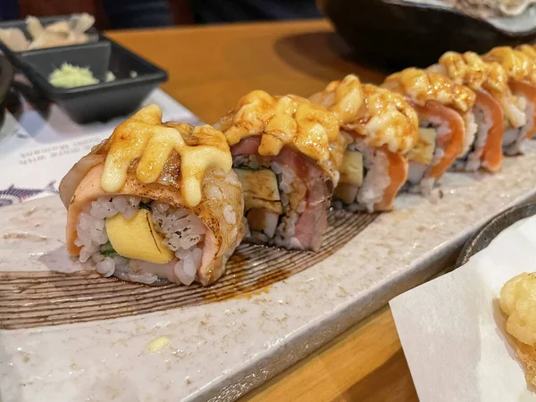 Japanisches Sushi Essen Maki Und Semmeln Mit Lachs Traditionelles Japanisches — Stockfoto