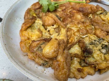 Cızırdayan istiridye omleti ya da kızarmış midye, istiridyeli omlet fasulyeli gözleme. Tayland 'da lezzetli sokak yemekleri