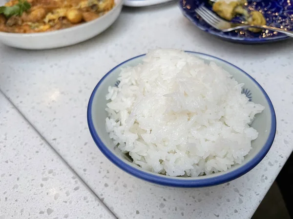 日本の米 夕食と昼食のための白いボウルに熱い調理されたご飯を蒸し — ストック写真