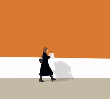 Siyah elbiseli bir kadın sokakta yürürken cep telefonundan mesaj atıyor..