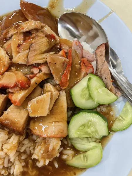 赤バーベキューローストポークとゆで卵とご飯 タイ料理 — ストック写真