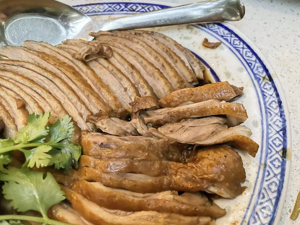 Güveçte Ördek Yoksa Soya Soslu Buğulanmış Ördek Asya Yemeği Tarzı — Stok fotoğraf