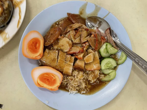 Rýže Červeným Grilovaným Vepřovým Masem Vařenými Vejci Thajské Pouliční Jídlo — Stock fotografie
